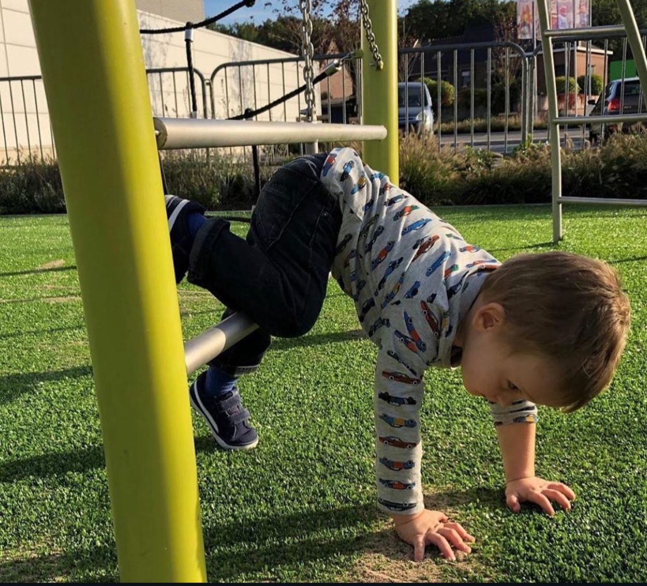 Criança brincando no playground