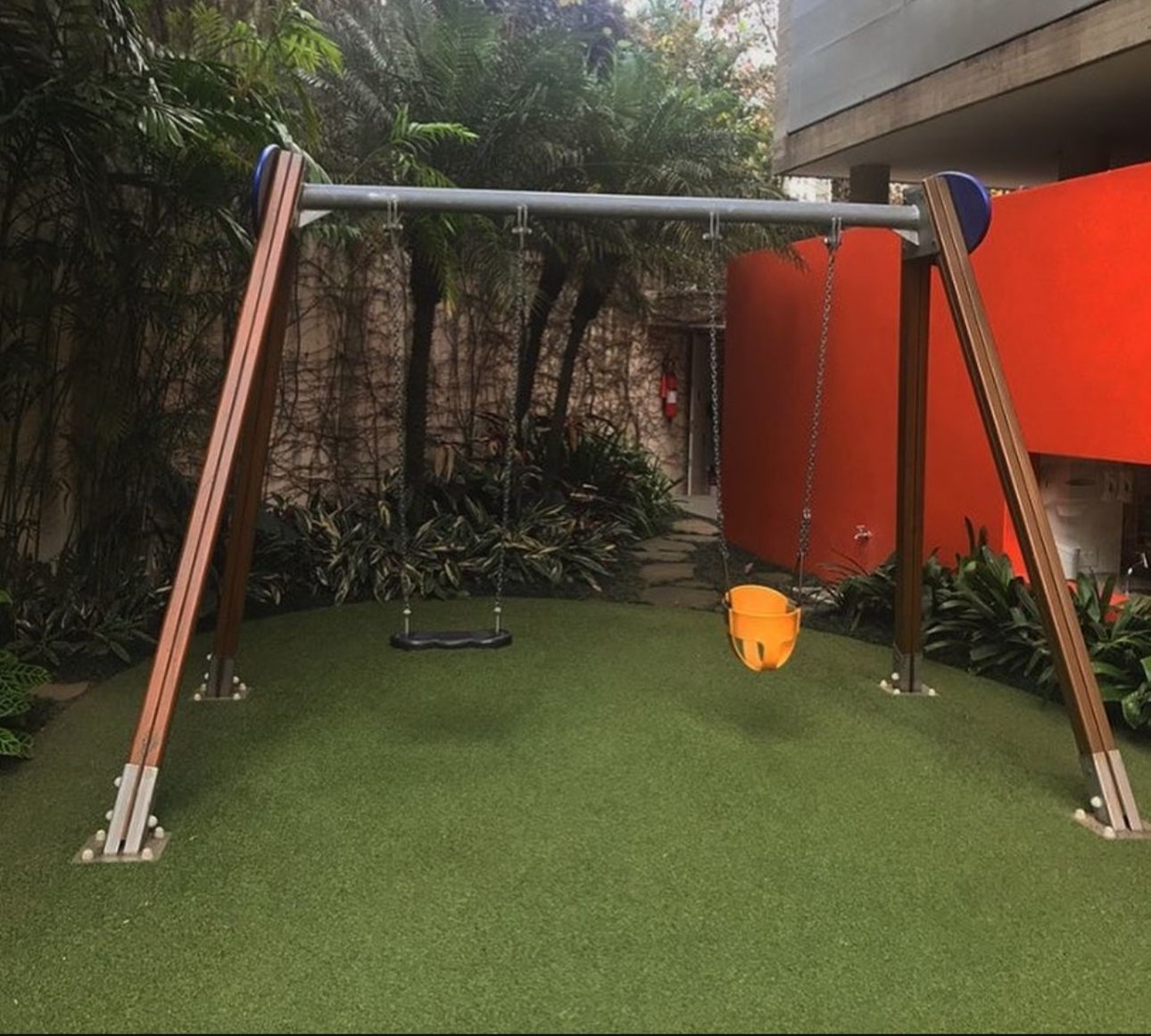 Balanço infantil em área pet